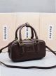 Женская сумка Miu miu 2312 (22×10×7) кросс-боди темно-коричневая Женская сумка Miu miu 2312 (22×10×7) кросс-боди темно-коричневая