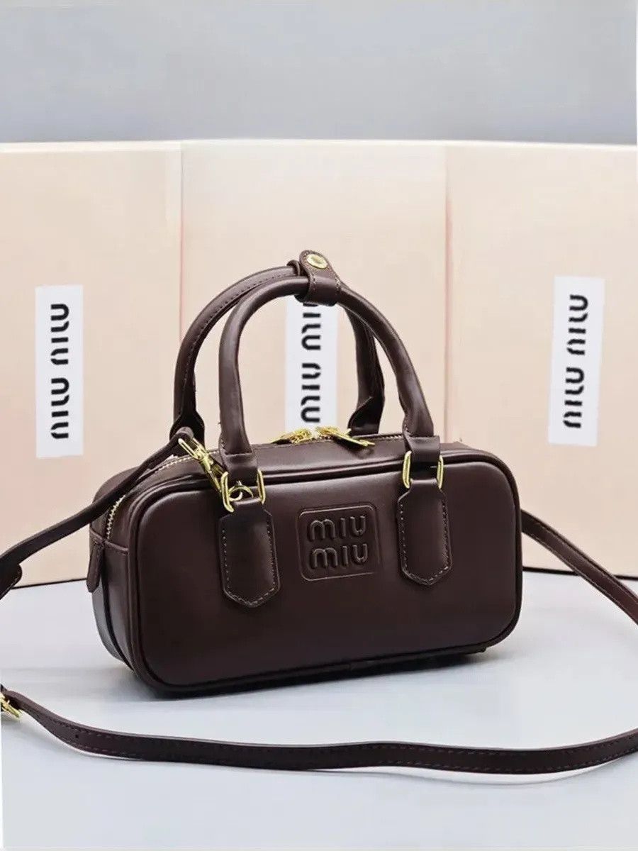 Женская сумка Miu miu 2312 (22×10×7) кросс-боди темно-коричневая Женская сумка Miu miu 2312 (22×10×7) кросс-боди темно-коричневая