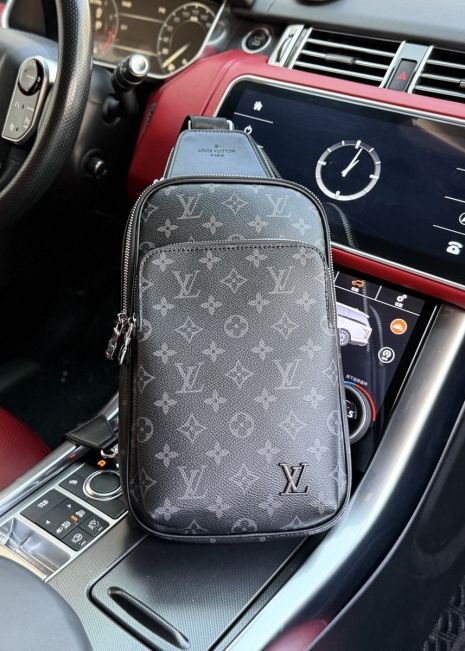 Мужская нагрудная сумка Louis Vuitton Avenue M47137 черная с орнаментом