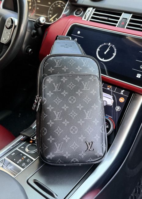 Мужская нагрудная сумка Louis Vuitton Avenue M47137 черная с орнаментом