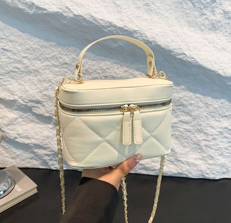 Жіноча сумка косметичка 10484 Vanity Bag крос-боді біла молочна на ланцюжку Жіноча сумка косметичка 10484 Vanity Bag крос-боді біла молочна на ланцюжку