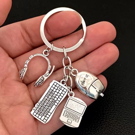 Подарочный металлический брелок для IT-специалиста: ПК, клавиатура, мышь Подарочный металлический брелок для IT-специалиста: ПК, клавиатура, мышь