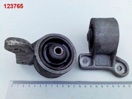 Подушка КПП ВАЗ 2121 4-х ступ., у зборі (2121-1001045)