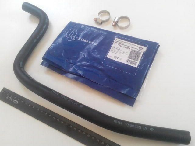 Патрубок радиатора отопителя Славута подводящий, AT (1202-103RA) с хомутами Патрубок радиатора отопителя Славута подводящий, AT (1202-103RA) с хомутами