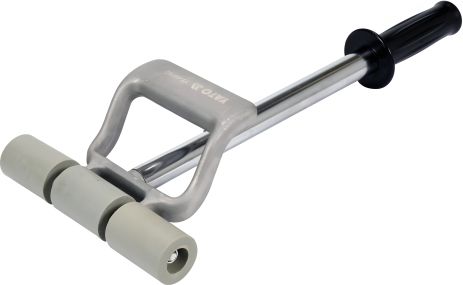 Резиновый прижимной валик Ø38 x 190 мм со стальной телескопической ручкой 450-690 мм Yato YT-44152